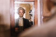 Ein Tag in... – Kleider machen Leute. Das gilt besonders im Paris des 18. Jahrhunderts. Ohne Per¸cke und eleganter Kleidung w¸rde Per¸ckenmacher LÈonard Minet (Max Hegewald) niemals das Haus verlassen.Kleider machen Leute. Das gilt besonders im Paris des 18. Jahrhunderts. Ohne Per?cke und eleganter Kleidung w?rde Per?ckenmacher LEonard Minet (Max Hegewald) niemals das Haus verlassen.