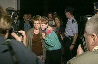 Unfassbar - Der Fall Dutroux – Die 14-jährige Laetitia Delhez kehrt nach ihrer Befreiung nach Hause zurück.