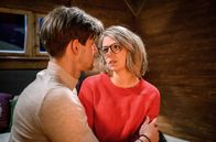 Sturm der Liebe – Paul (Sandro Kirtzel, l.) lädt Josie (Lena Conzendorf, r.) zu einem Übernachtungsdate in die Almhütte ein.