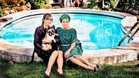 Alles Inklusive – L-R: Apple (Nadja Uhl) mit ihrem Hund "Dr. Freud" und ihrer Mutter Ingrid (Hannelore Elsner).
