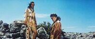 Winnetou und sein Freund Old Firehand – Aus Gefährten im Kampf werden Freunde: Winnetou (Pierre Brice, l.) und Old Firehand (Rod Cameron, r.).