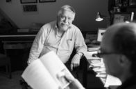 Deep thought - Das große Gespräch mit Wolf Biermann – Wolf Biermann siedelte in die DDR über, wurde dort später jedoch wegen seiner offenen Kritik an der SED und der DDR wieder ausgebürgert.