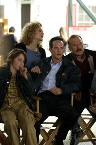 Monk – Die Exfrau von Brad Terry, einem berühmten Fernsehdetektiv, wird ermordet. Benjy (Kane Ritchotte, l.), Sharona (Bitty Schram, 2.v.l.), Lt. Randall Disher (Jason Gray-Stanford, 2.v.r.) und Ted Levine (Captain Leland Stottlemeyer, r.) sind überglücklich, dass sie das Filmset besuchen dürfen.