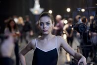 Black Swan – Das neue Mitglied des Ensembles, Lily (Mila Kunis), hat augenscheinlich all das, was Nina zu fehlen scheint. Sie befürchtet, dass sie jetzt ihre Doppelrolle im "Schwanensee" an die neue Tänzerin verlieren könnte. In ihrer Verzweiflung entwickelt sie immer stärkere Wahnvorstellungen ...