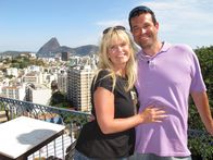 Verrückt nach Meer – Passagiere Cecilia und Bernd auf dem Balkon eines bekannten Barista in Rio de Janeiro, Brasilien.
