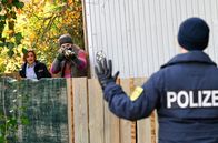 WaPo Bodensee – Die Hausmeisterin des Schießplatzes Karen Moll (Lucy Wirth, h.r.) hat sich im Wald verschanzt. Julia Demmler (Wendy Güntensperger, h.l.) und Nele Fehrenbach (Floriane Daniel, r.) versuchen zu deeskalieren.