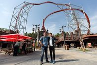 Checker Julian – Im Holiday Park ist Julian (rechts) mit Achterbahnexperte Bernd unterwegs und darf mit allen Achterbahnen fahren.