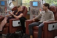B Positive – Samantha (Briga Heelan, l.); Drew Dunbar (Thomas Middleditch, r.)