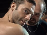 Mankells Wallander – Der Kickboxer Patrik Lippowski (Emil Forselius, links) und sein verrückter Bruder Leo (David Dencik) sind zwei eiskalte Mörder.