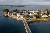 Maritimes Erbe – Die Île de Saint-Cado im Meeresarm Ria d‘Etel ist durch eine Steinbrücke mit dem Festland verbunden.