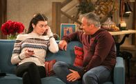 Man with a Plan – Kate Burns (Grace Kaufman, l.); Adam Burns (Matt LeBlanc, r.)