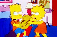 Die Simpsons – "Die Simpsons", "Die Saxophon-Geschichte." Bart ist schuld daran, dass Lisas Saxophon zerstört worden ist. Die Familie erinnert sich an die Zeit zurück, als sich Lisas Talente offenbarten und sie ihr Saxophon bekommen hatte.