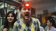 Almania – Gerade hat Stimpel (Phil Laude) noch physikalische Grundkenntnisse vermittelt, da verlässt ihn die Selbstsicherheit, als der Geist auf ihn und Sahra (Pegah Ferydoni) zukommt.