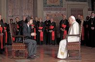 Habemus Papam - Ein Papst büxt aus – Ein Psychologe (Nanni Moretti, li.) soll dem überraschend gewählten Papst (Michel Piccoli, re.) die Angst vor seinem Amt nehmen.