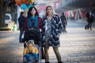 Profiling Paris – Eigentlich sollte der Tag auf dem Rummel für Adèle (Juliette Roudet, l.) und Jess (Diane Dassigny, r.) ein schöner werden, doch dann wird plötzlich ein Kind vor ihren Augen entführt ...
