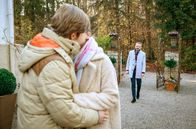 Sturm der Liebe – Erik (Sven Waasner, r.) ist überrascht als er sieht, dass Merle (Michaela Weingartner, M.) und Gerry (Johannes Huth, l.) ein Paar sind.