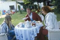Der Landarzt – Als Jeanette (Frederike Euler, l.) die Schokolade ablehnt, ist Dr. Teschner (Walter Plathe, M.) auf der richtigen Spur. Er kann sich denken, was Jeanette fehlt (rechts: Karina Thayenthal als "Jutta").