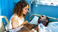 Die Inselärztin – Filipa (Anja Knauer) gibt die Hoffnung nicht auf, Jimmy (Selam Tadese) zu retten.; ARD Degeto DIE INSELÄRZTIN - NEUSTART AUF MAURITIUS Uhr im ERSTEN. Filipa (Anja Knauer) gibt die Hoffnung nicht auf, Jimmy (Selam Tadese) zu retten.