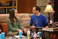 The Big Bang Theory – Als der Vegas-Trip der Mädchen ausfällt, laden die Jungs sie zu einem "Dungeons & Dragons"-Spiel ein, was zu einer überraschenden Wendung in Sheldons (Jim Parsons, r.) und Amys (Mayim Bialik, l.) Beziehung führt ...