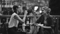 Frances Ha – Die 27-jährige Frances (herausragend: Greta Gerwig) lebt mit ihrer besten Freundin Sophie (Mickey Sumner)in einer New Yorker WG. Die Planung ihrer vermeintlichen Karriere als Tänzerin hält sie beschäftigt. Ihr Studium liegt bereits einige Jahre zurück, doch im Berufsalltag konnte Frances nie wirklich Fuß fassen. Die beruflichen wie privaten Enttäuschungen kompensiert die junge Frau, indem sie ganz im WG-Leben mit Sophie aufgeht, bis diese eines Tages beschließt, auszuziehen. Frances stürzt sich mit großer Lebensfreude in die Wohnungssuche und macht dabei einige kuriose Erfahrungen.