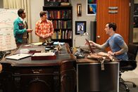 The Big Bang Theory – Sind sich mal wieder nicht einig: Sheldon (Jim Parsons, r.), Rajesh (Kunal Nayyar, l.) und Howard (Simon Helberg, M.) ...
