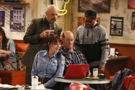 Superior Donuts – Fawz (Maz Jobrani, l.), Randy (Katey Sagal, 2.v.l.), Tush (David Koechner, 2.v.r.) und Sweatpants (Rell Battle, r.) nutzen die Gunst der Stunde, als Maya ihren Laptop einmal unbeobachtet lässt, um endlich herauszufinden, woran die Studentin immer arbeitet und sie machen eine erstaunliche Entdeckung ...