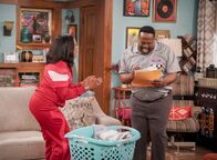 The Neighborhood – Tina Butler (Tichina Arnold, l.); Calvin Butler (Cedric the Entertainer, r.)