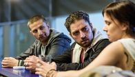 Die Informantin – Clanchef Musab (Timur Işık, Mitte) und sein Bruder Furkan (Adrian Saidi) werden auf Aylin (Aylin Tezel) aufmerksam.