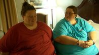 Mein Leben mit 300 kg – Brandi and Kandi sit in a hotel room while traveling to Houston.