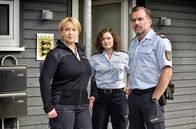 WaPo Bodensee – Nele (Floriane Daniel, l.), Julia (Wendy Güntensperger, M.) und Andreas Rambach (Ole Puppe, r.) vor der Station der Wasserschutzpolizei.