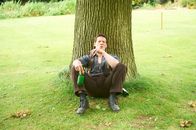 Father Brown – Henry Gibbs (Gareth Jewell) wartet auf das Eintreffen von Emily.