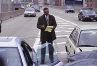 Spurwechsel – Doyle (Samuel L. Jackson) findet Gavins Akte am Unfallort.