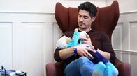 Einstein – Einstein Vater werden: Wie kann ich mich vorbereiten? Tobias Müller hält ein «Simulatorbaby» auf dem Arm. Copyright: SRF