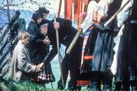 Waldheimat – Als besonders geschickt im Betteln erweist sich der Knierutscher Natz (Karl Pongratz).
