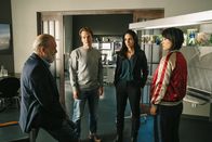 Der Alte – Hauptkommissar Richard Voss (Jan-Gregor Kremp, l.) und sein Team Team aus Tom Kupfer (Ludwig Blochberger, 2.v.l.), Annabell Lorenz (Stephanie Stumph, 2.v.r.) und Julia Lulu Zhao (Yun Huang, r.) haben es mit einem eigenartigen Fall zu tun - ist der Darsteller einer Reenactment-Gruppe freiwillig wie sein Idol König Ludwig II ins Wasser gegangen - oder wurde er ermordet?
