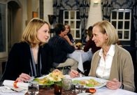 Rote Rosen – ARD ROTE ROSEN FOLGE 1229 Uhr im ERSTEN. Julia (Christiane Lemm, r.) ermuntert Bente (Nela Schmitz, l.), sich gegen Roman zu wehren.