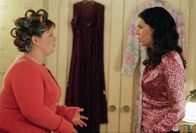 Gilmore Girls – Sookie (Melissa McCarthy, l.) will sich endlich mit Jackson treffen, doch als dieser seinen Cousin mitbringen will, soll auch Lorelei (Lauren Graham, r.) mitkommen. Und nicht nur sie verleben ein kompliziertes Vierer-Date, sondern auch Rory organisiert ein besonderes Treffen ...