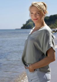 Praxis mit Meerblick – Titelmotiv/Presseheft - Ärztin Nora Kaminski (Tanja Wedhorn) kämpft mit hohem Einsatz um das Leben eines jungen Patienten.