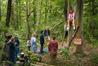 Schloss Einstein – Elly (Nelly Borodina, oben) gibt in der Verhandlung mit Herrn Chung (Ill- Young Kim, 6.von links) und Frau Holopainen (Meri Koivisto, 5. von links) nicht nach.