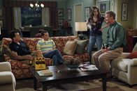 Two and a Half Men – Alan (Jon Cryer, 2.v.l.) hat eine Affäre mit Lyndsey. Als Jake herausfindet, dass sein Vater die Mutter seines besten Freundes datet, packt er die Koffer und zieht zu Judith (Marin Hinkle, 2.v.r.) und Herb (Ryan Stiles, r.). Charlie (Charlie Sheen, l.) versucht zu vermitteln ...