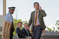 Death in Paradise – Detektive Neville Parker (Ralf Little, r.) und Officer JP Hooper (Tobi Bakare, l.) befragen die beiden Verdächtigen Charlie (Thomas Varey, 2.v.l.) und Neil (Steve Pemberton, 2.v.r.).