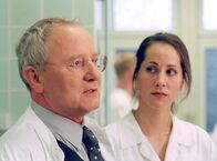Tatort – Die Entdeckung seiner Studentin Miriam (Isabelle Schmidt) stimmt Prof. Gregor Härtling (Jürgen Hentsch) sehr nachdenklich: Eigentlich dürfte die professionell konservierte Frauenleiche nicht mehr bluten.