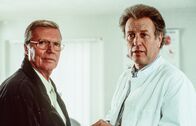 Der Bergdoktor – Karlheinz Böhm (Karlheinz Böhm, l.); Dr. Thomas Burgner (Gerhart Lippert, r.)