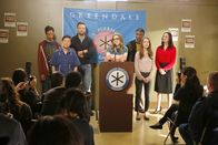Community – Als Greendale einem E-Mail-Hacker zum Opfer fällt, beschließen Abed (Danny Pudi, l.), Chang (Ken Jeong, 2.v.l.), Jeff (Joel McHale, 3.v.l.), Britta (Gillian Jacobs, M.), Elroy (Keith David, 3.v.l.), Annie (Alison Brie, 2.v.r.) und Frankie (Paget Brewster, r.), nicht auf dessen Erpressungsversuche einzugehen. Mit fatalen Folgen ...