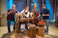 1, 2 oder 3 – Bei "1, 2 oder 3" werden heute keine krummen Dinger gedreht, denn Elton hat den Bogen raus. Zu Gast im Studio sind die Reifendreher Christan und Andreas Werner, die aus Baumscheiben Spielzeug herstellen. Im Studio stellen sie ihr Handwerk vor.
