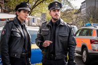 Notruf Hafenkante – Pinar (Aybi Era) und Kris (Marc Barthel) müssen warten, bis Jana Hoffmann ärztlich versorgt wurde.