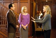 Monk – (v.li.) Tony Shalhoub (Adrian Monk), Traylor Howard (Natalie Teeger), Julie Bowen (Marilyn Brody / Patrice Gesner).