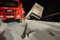 Ice Road Rescue - Extremrettung in Norwegen – A driver has driven off the road and stands 5m down a slope of 36 degrees. The crash caused little damage to the truck. (National Geographic/ITV Studios Norway AS)