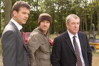 Inspector Barnaby – DS Ben Jones (Jason Hughes, l.), Spud (Ben Crompton, M.) und DCI Tom Barnaby (John Nettles, r.).