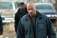 Snitch - ein riskanter Deal – Um seinen Sohn aus dem Knast zu befreien, lässt sich Transportunternehmer John Matthews (Dwayne Johnson) als Undercover-Agent in der gefährlichen Welt der Drogenmafia einsetzen. So will er die wahren Drahtzieher des Deals, die Jason in diese Bredouille gebracht haben, finden ...